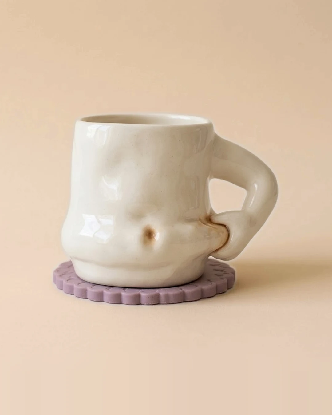 Taza Pancita: blanca, con ombligo y el asa como una mano en la cintura