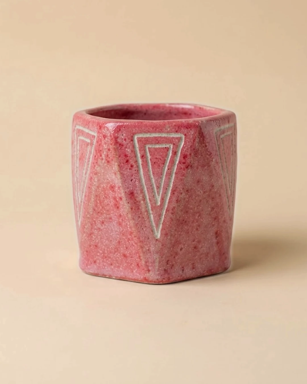 Taza Triángulos, hecha a mano por Joha